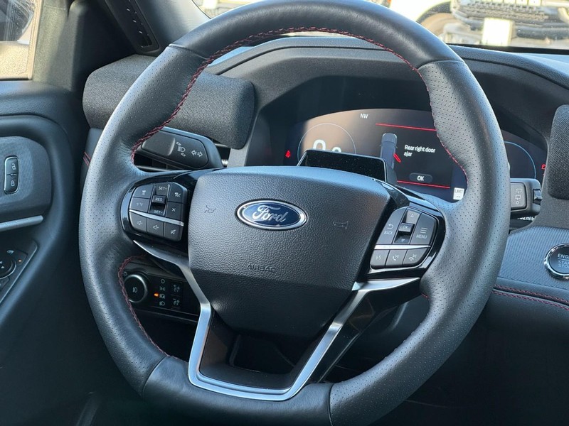 Ford Explorer Vehicle Full-screen Gallery Image 12