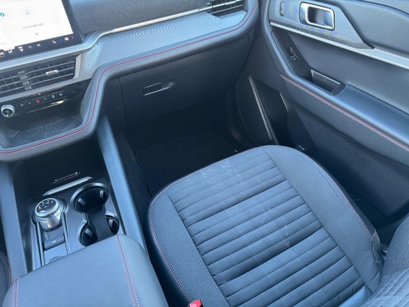 Ford Explorer Vehicle Full-screen Gallery Image 15