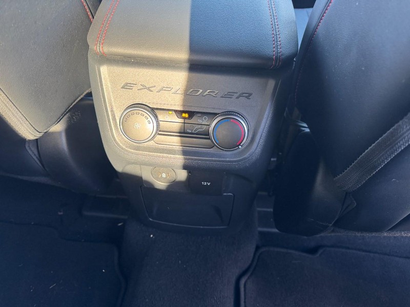 Ford Explorer Vehicle Full-screen Gallery Image 16