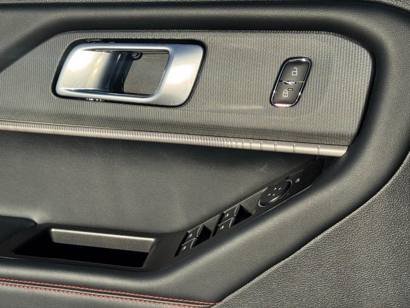 Ford Explorer Vehicle Full-screen Gallery Image 25