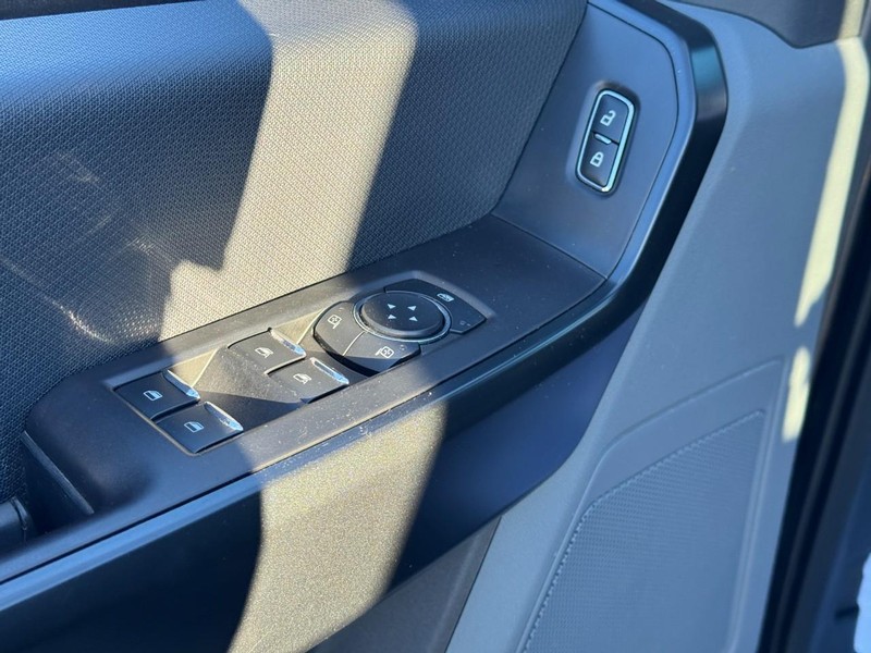 Ford F-150 Vehicle Full-screen Gallery Image 24