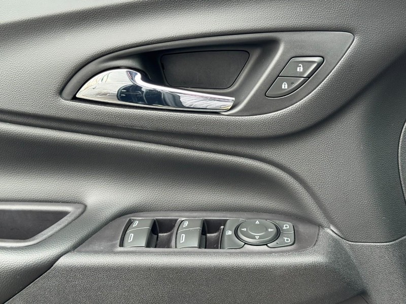 Chevrolet Equinox Vehicle Full-screen Gallery Image 21