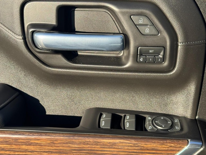 Chevrolet Silverado 1500 LTD Vehicle Full-screen Gallery Image 23