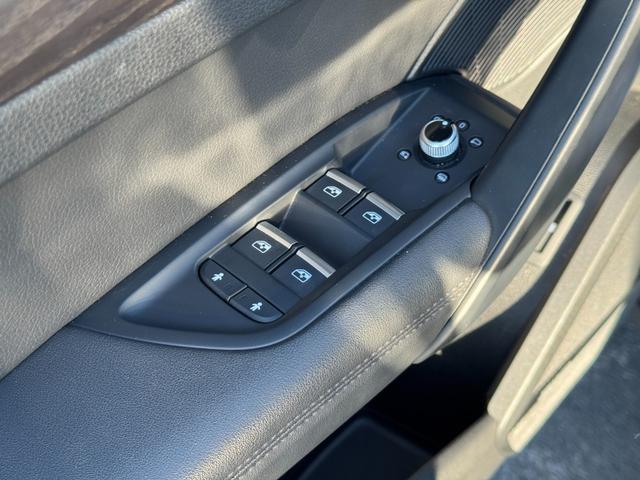 Audi Q5 Vehicle Full-screen Gallery Image 25