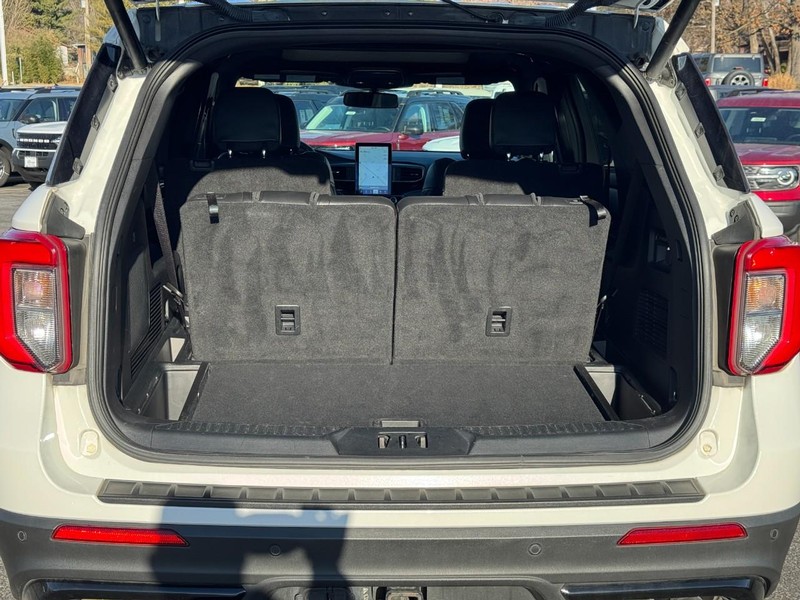 Ford Explorer Vehicle Full-screen Gallery Image 04