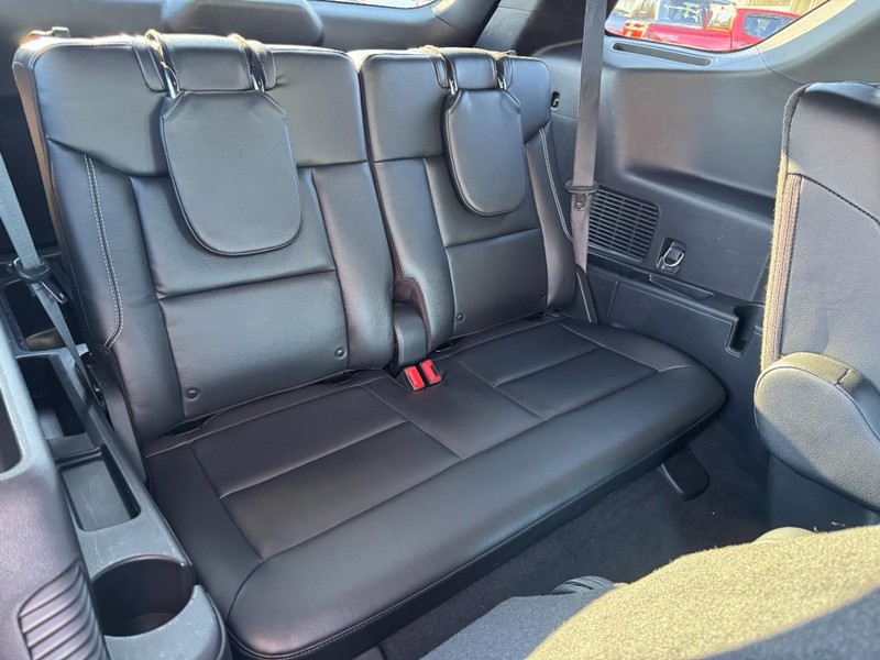 Ford Explorer Vehicle Full-screen Gallery Image 11