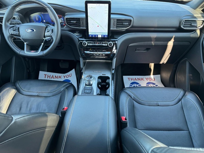 Ford Explorer Vehicle Full-screen Gallery Image 12