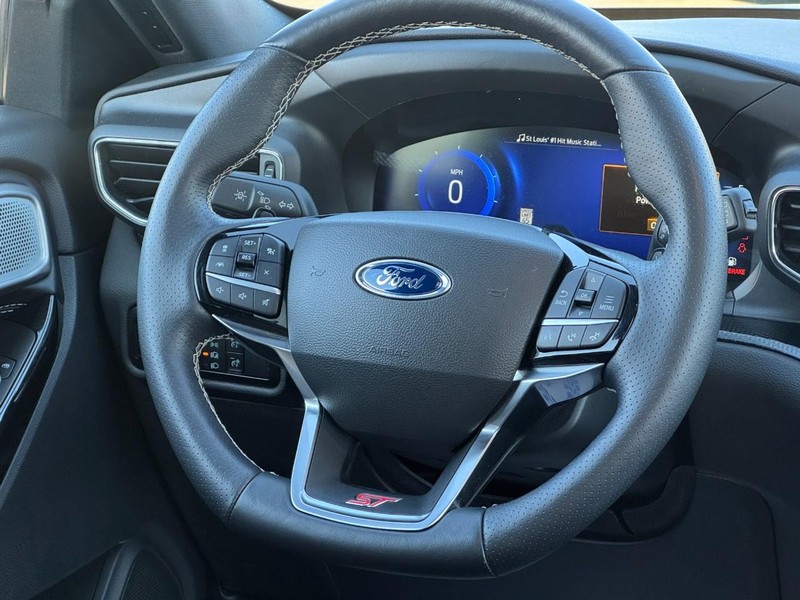 Ford Explorer Vehicle Full-screen Gallery Image 13