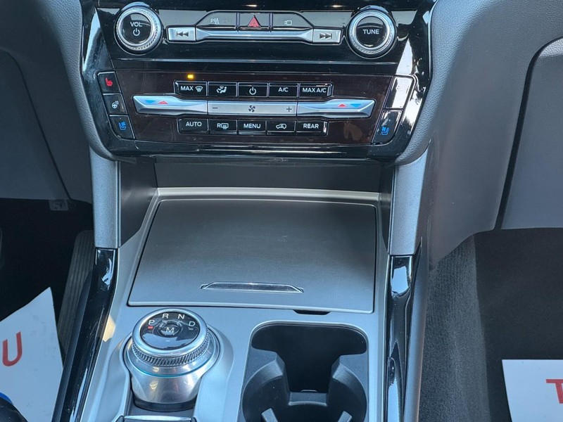 Ford Explorer Vehicle Full-screen Gallery Image 15