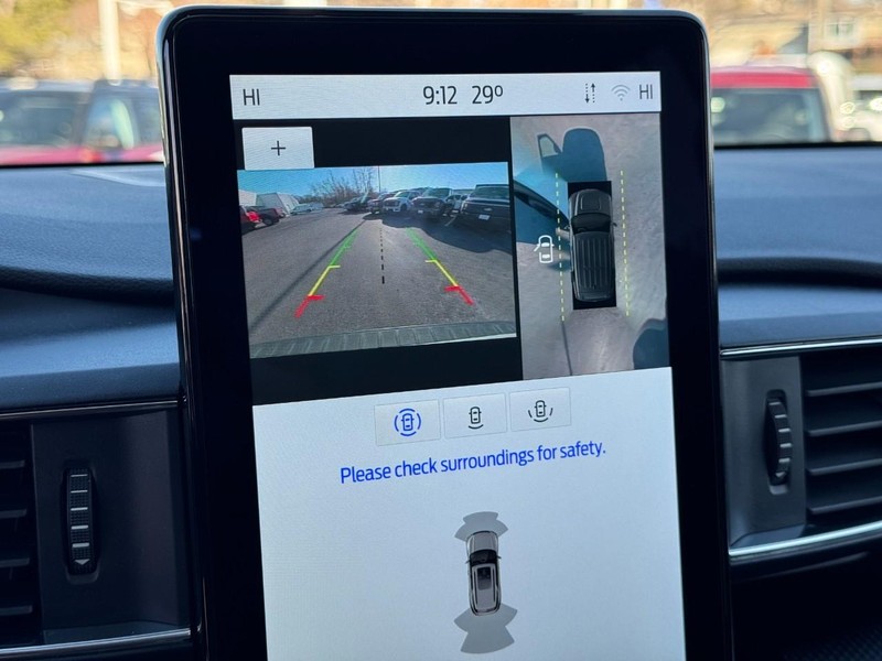 Ford Explorer Vehicle Full-screen Gallery Image 23