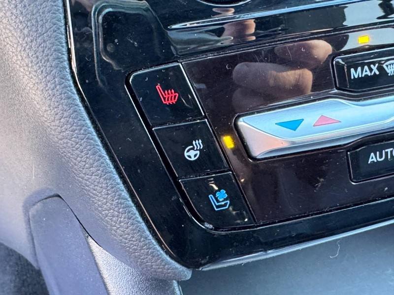 Ford Explorer Vehicle Full-screen Gallery Image 24