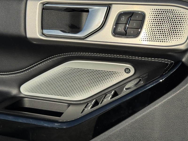 Ford Explorer Vehicle Full-screen Gallery Image 26