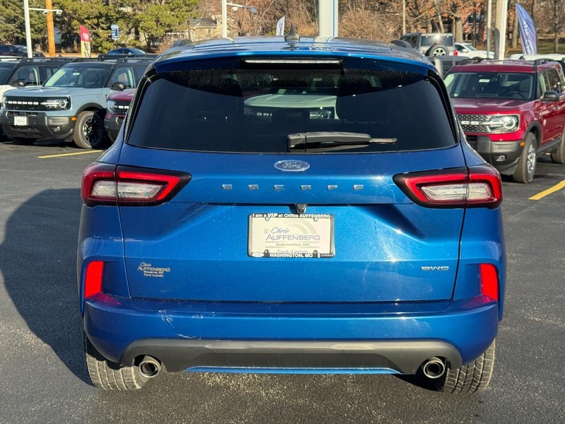 Ford Escape Vehicle Full-screen Gallery Image 05