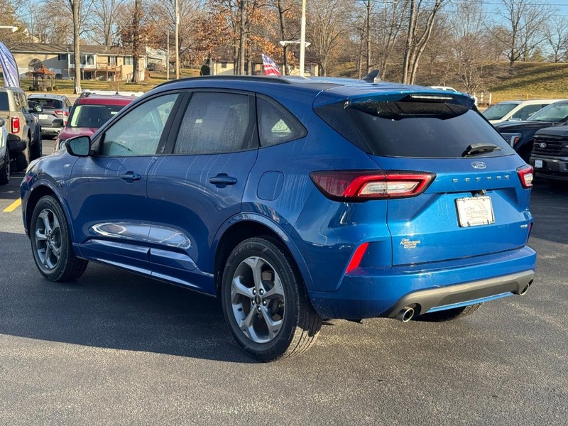 Ford Escape Vehicle Full-screen Gallery Image 06