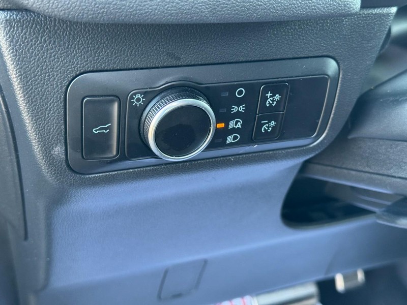 Ford Escape Vehicle Full-screen Gallery Image 16