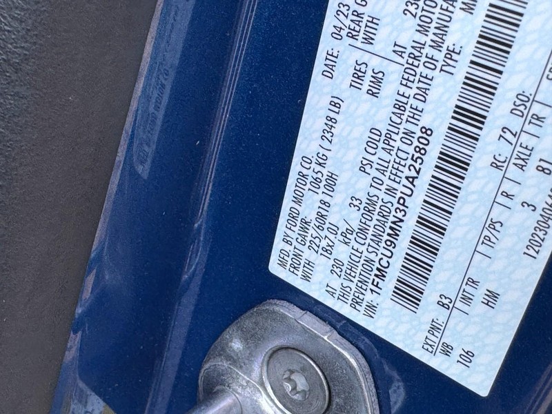 Ford Escape Vehicle Full-screen Gallery Image 24