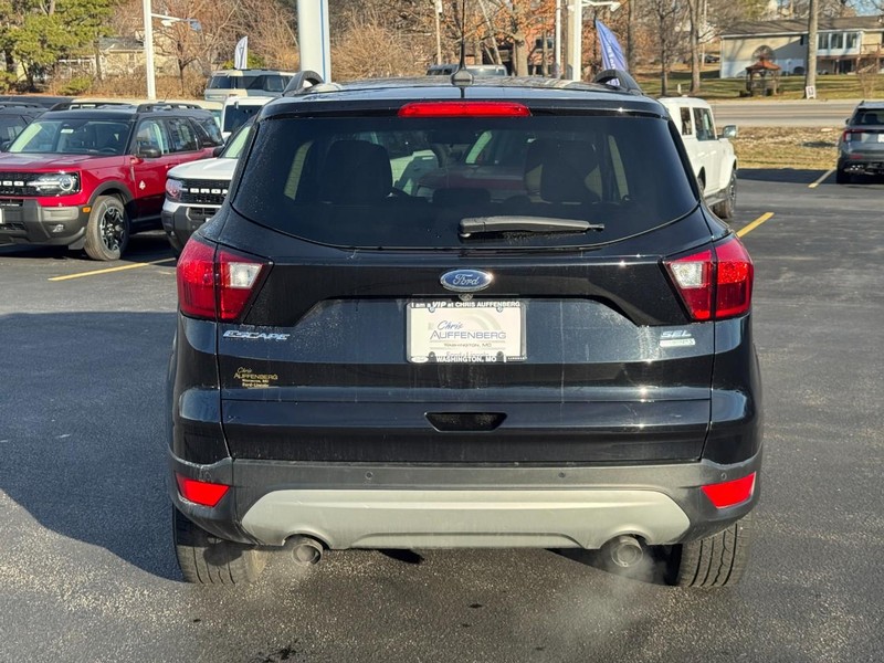 Ford Escape Vehicle Full-screen Gallery Image 05