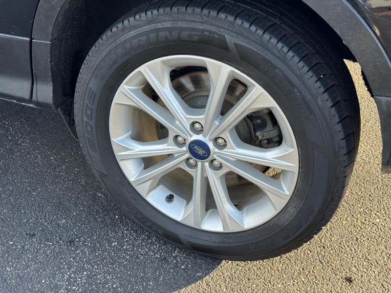 Ford Escape Vehicle Full-screen Gallery Image 07