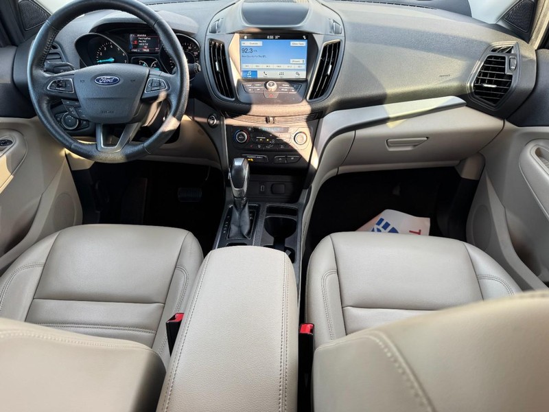 Ford Escape Vehicle Full-screen Gallery Image 11