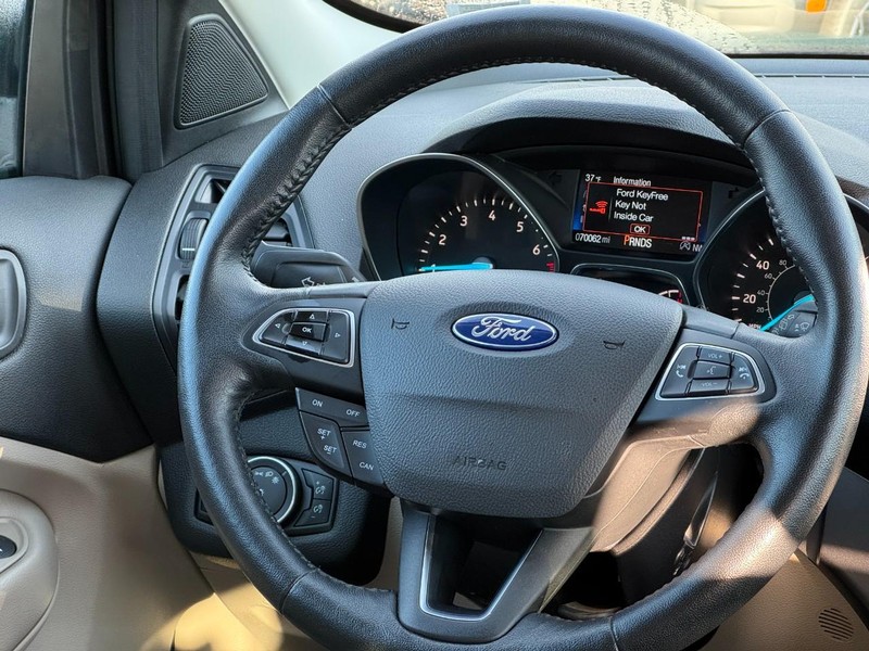 Ford Escape Vehicle Full-screen Gallery Image 12