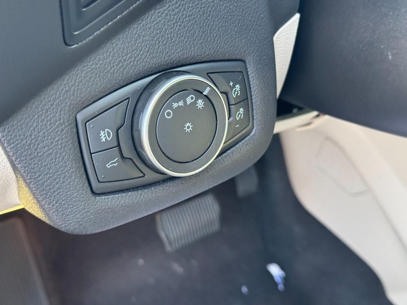 Ford Escape Vehicle Full-screen Gallery Image 16