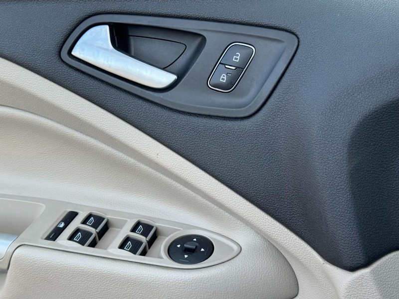 Ford Escape Vehicle Full-screen Gallery Image 22