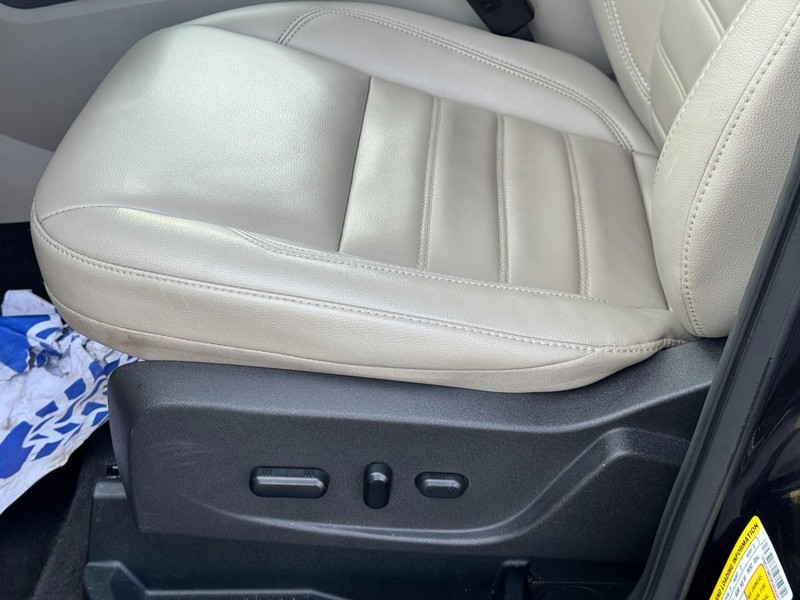 Ford Escape Vehicle Full-screen Gallery Image 23