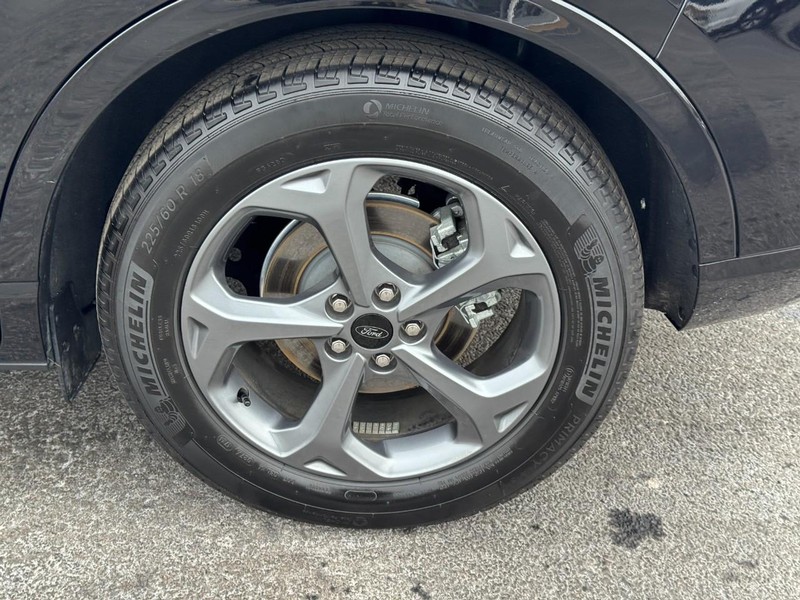 Ford Escape Vehicle Full-screen Gallery Image 07