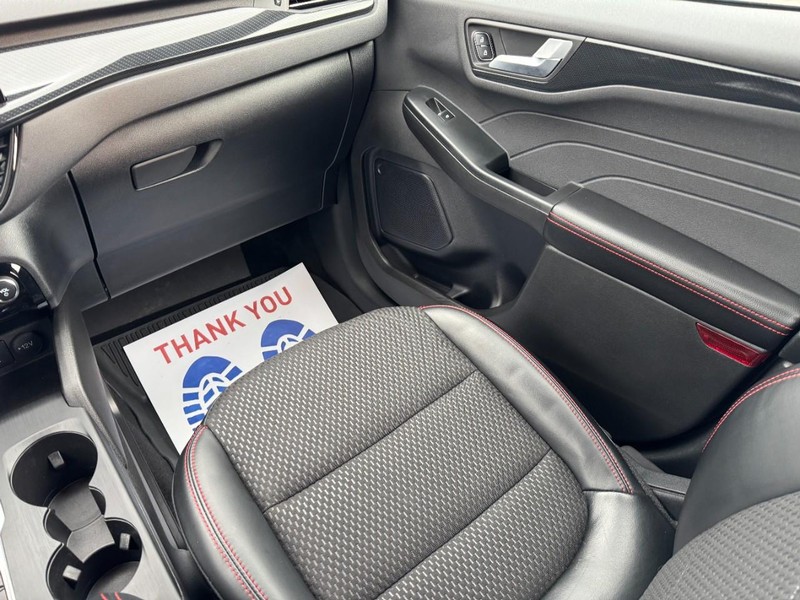 Ford Escape Vehicle Full-screen Gallery Image 15