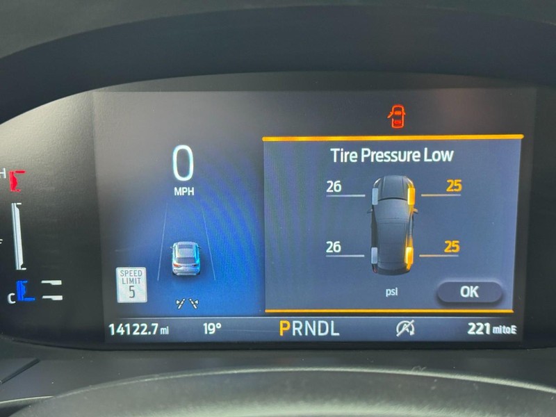 Ford Escape Vehicle Full-screen Gallery Image 19