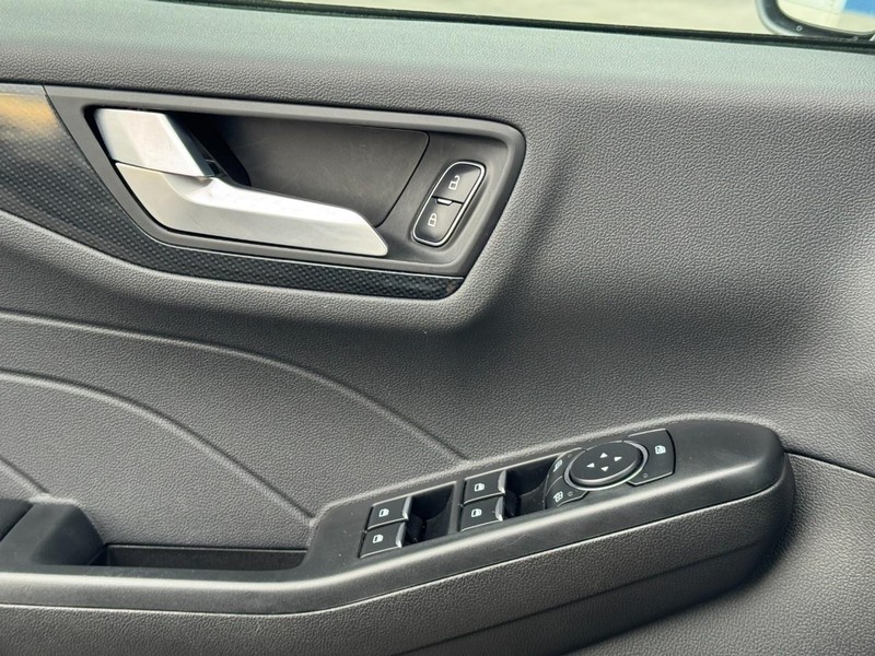 Ford Escape Vehicle Full-screen Gallery Image 24