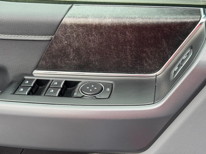 Ford F-150 Vehicle Full-screen Gallery Image 25