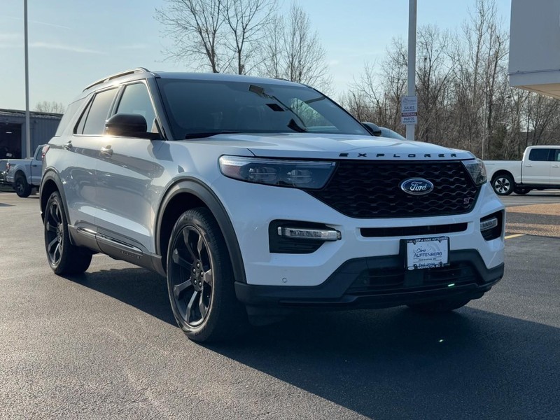 Ford Explorer Vehicle Full-screen Gallery Image 02