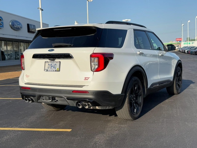 Ford Explorer Vehicle Full-screen Gallery Image 03