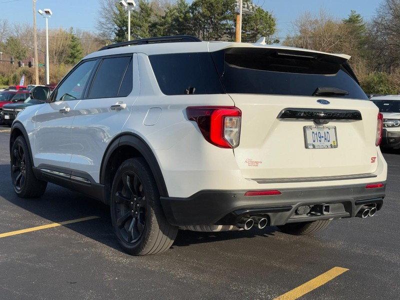 Ford Explorer Vehicle Full-screen Gallery Image 07