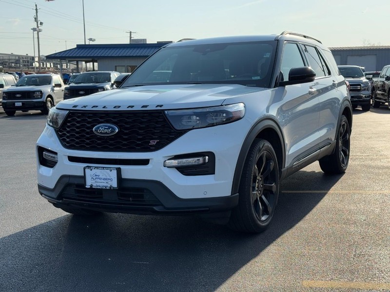 Ford Explorer Vehicle Full-screen Gallery Image 09