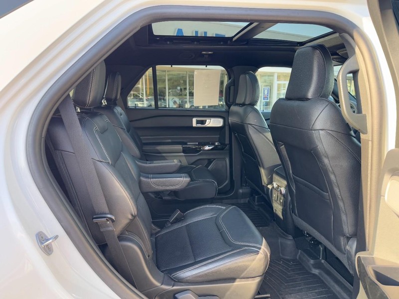 Ford Explorer Vehicle Full-screen Gallery Image 11