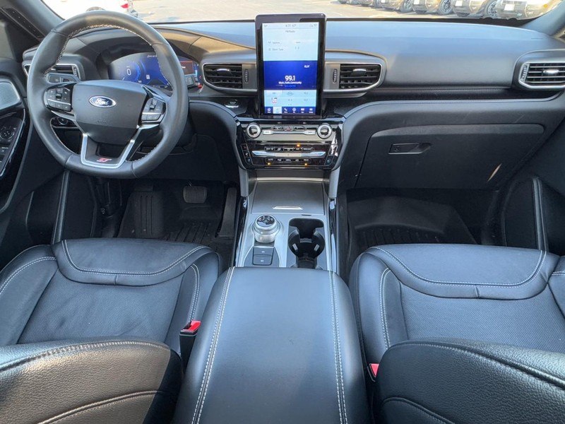 Ford Explorer Vehicle Full-screen Gallery Image 13