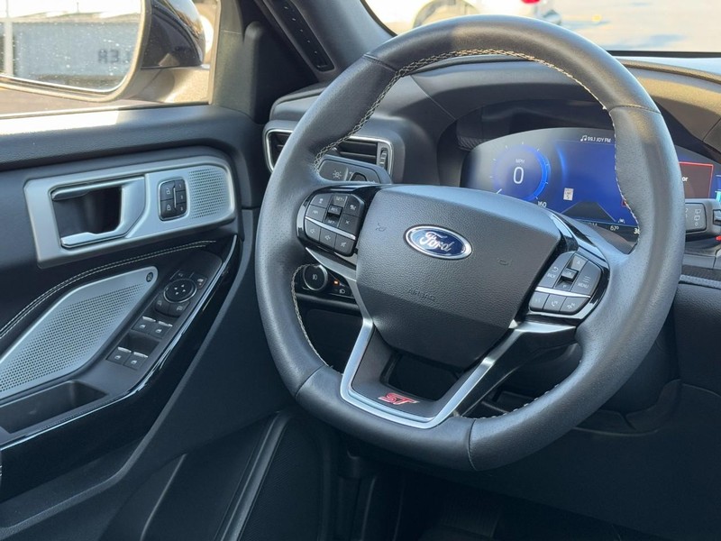 Ford Explorer Vehicle Full-screen Gallery Image 14