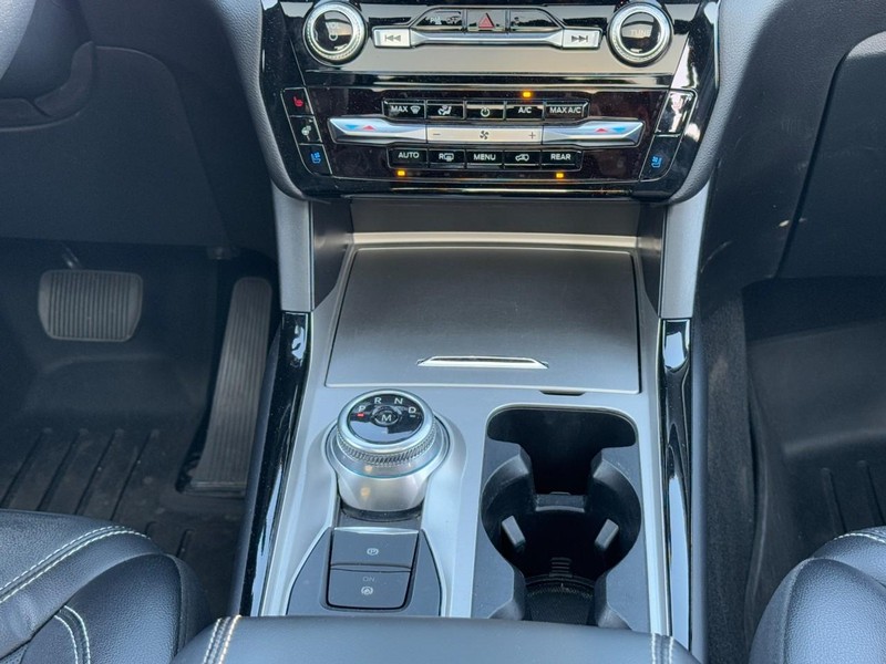 Ford Explorer Vehicle Full-screen Gallery Image 16