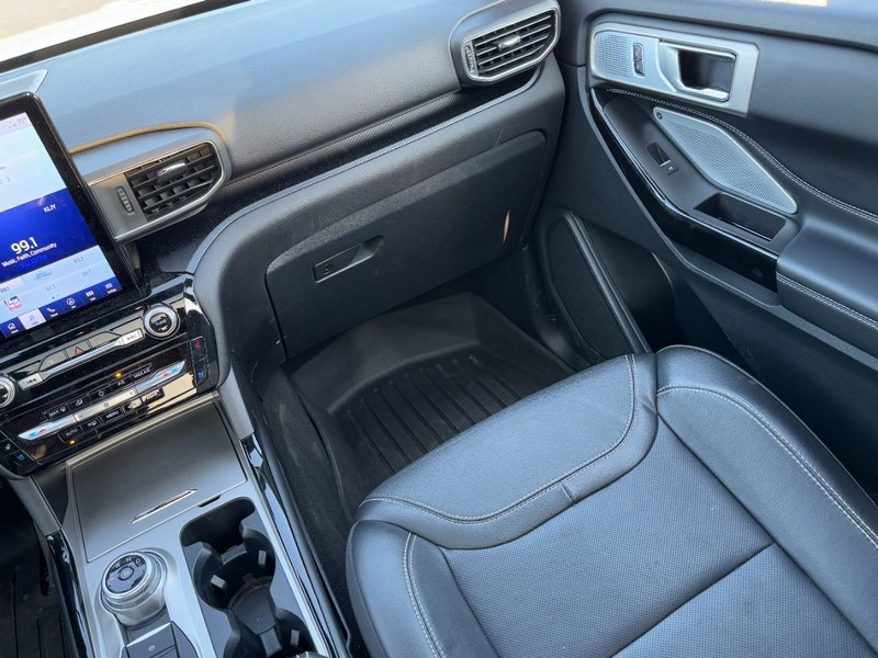 Ford Explorer Vehicle Full-screen Gallery Image 17