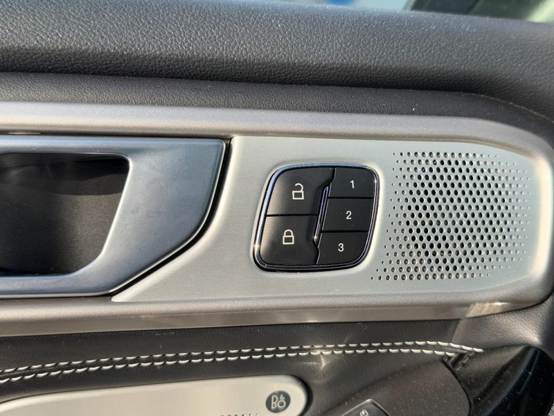 Ford Explorer Vehicle Full-screen Gallery Image 18
