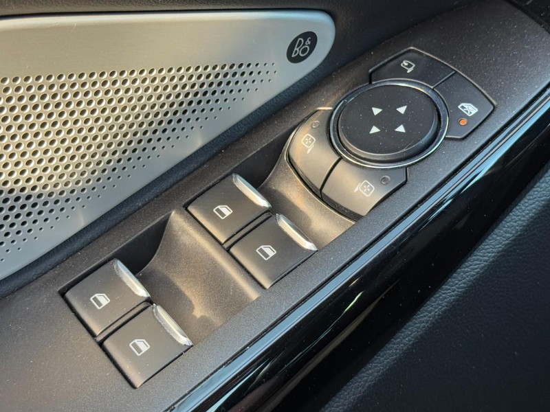 Ford Explorer Vehicle Full-screen Gallery Image 25