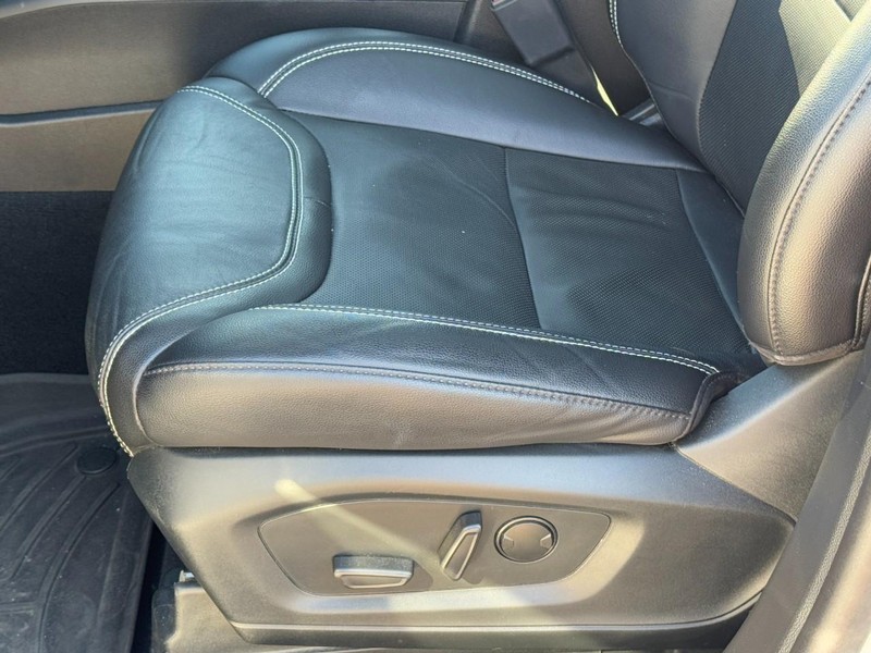 Ford Explorer Vehicle Full-screen Gallery Image 26