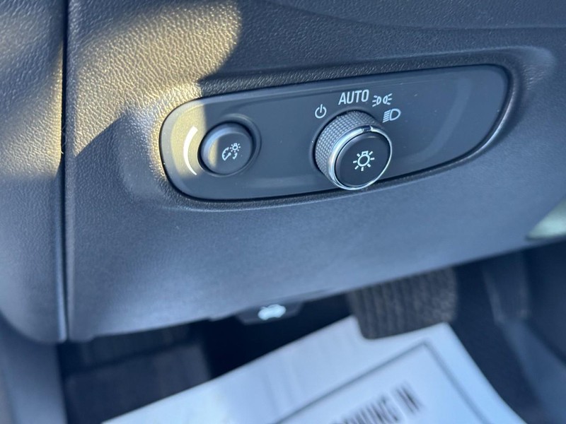 Chevrolet Equinox Vehicle Full-screen Gallery Image 16