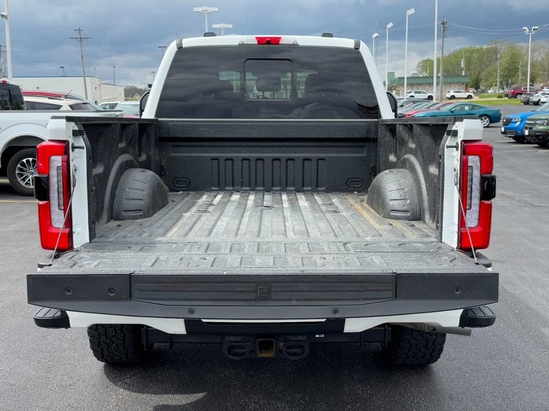 Ford Super Duty F-350 SRW Vehicle Full-screen Gallery Image 05