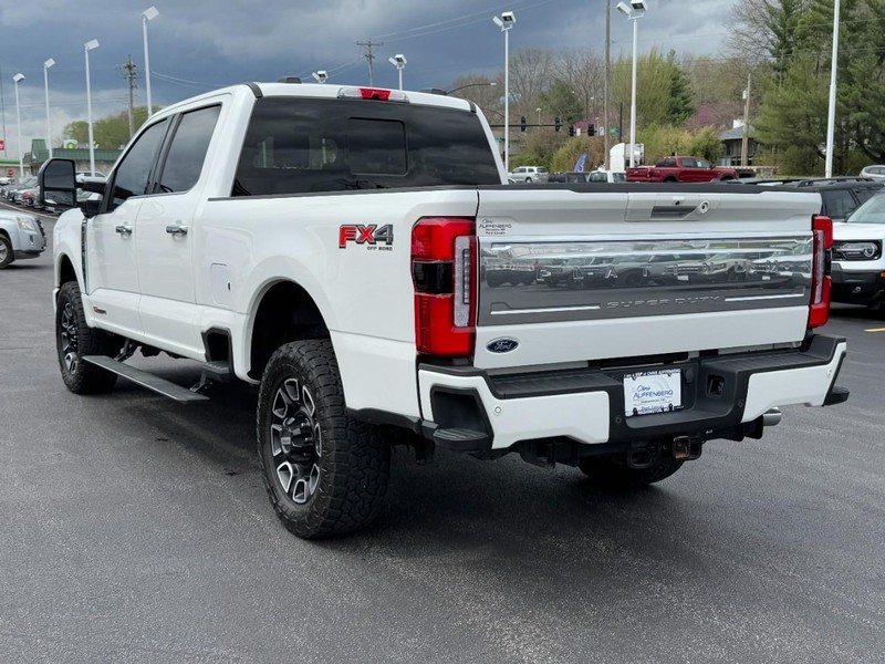 Ford Super Duty F-350 SRW Vehicle Full-screen Gallery Image 06