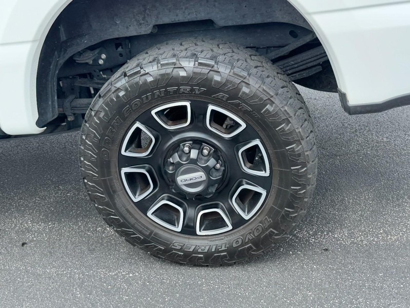 Ford Super Duty F-350 SRW Vehicle Full-screen Gallery Image 07