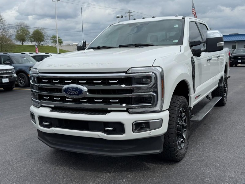 Ford Super Duty F-350 SRW Vehicle Full-screen Gallery Image 08