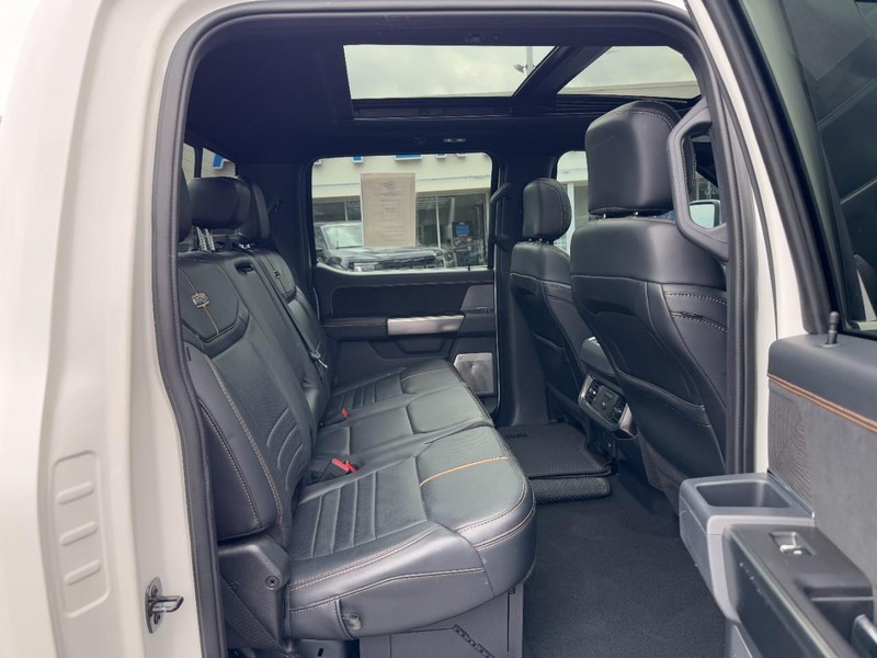Ford Super Duty F-350 SRW Vehicle Full-screen Gallery Image 10